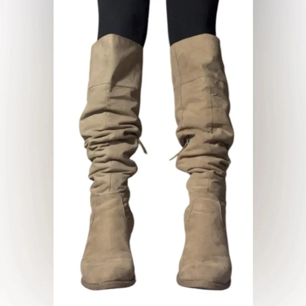 Size 8.5 Boots - Picture 5 of 8